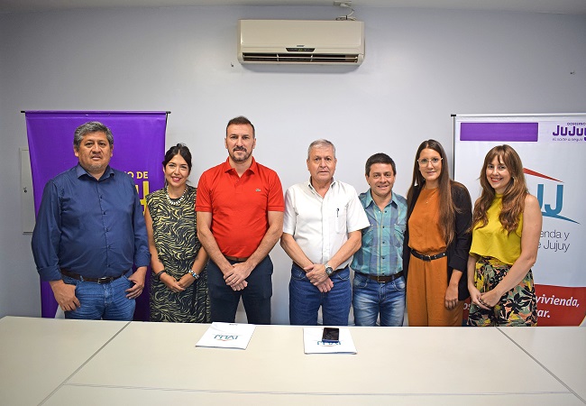 Autoridades del Colegio de Escribanos y del IVUJ  renovaron Convenio para escriturar viviendas.