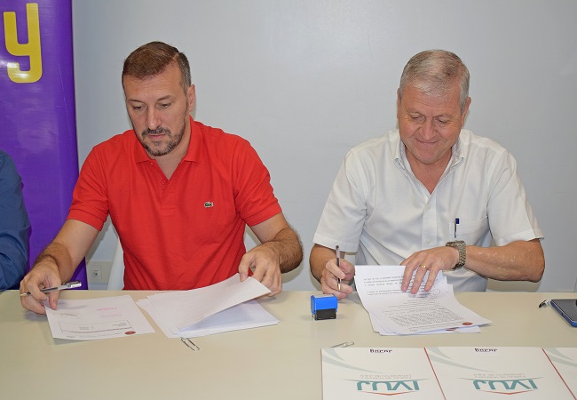 El Presidente del Colegio de Escribanos d Jujuy, Esc. Pablo Esteban Saravia Pérez junto al Presidente del IVUJ, Arq. José Luis Paiquez durante la rúbrica del Convenio.